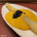 御料理 寺沢 - ホワイトアスパラ黄身酢とキャビア