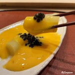 御料理 寺沢 - ホワイトアスパラ黄身酢とキャビア