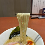 酒肴場 屯 - 全粒粉入りの麺の風味も良く、するりとしなやか