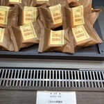 御菓子処 花岡 - 内観 商品棚