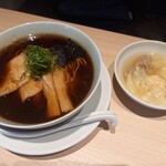 ワンタン麺専門店 たゆたふ - 特製雲呑麺(黒醤油)