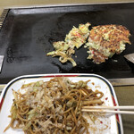 Okonomiyaki Chigusa - イカ焼きそばと豚玉で税込み1,700円