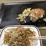 お好み焼 千草 - イカ焼きそばと豚玉で税込み1,700円