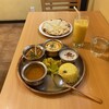 やっぱりインディア - マサハーリー ターリー
（チキンキーマ、エビカレー、ダール、ライター、ライス）、チーズクルチャ、マンゴラッシー