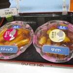 Nagoya Oimo Jo Hon Ten - 名古屋お芋嬢大（棒状或菱形）500日元（含税）店铺样品。