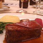 名古屋東急ホテル宴会場 - 国産牛ロース肉のステーキ　マデラ酒風味のソース
