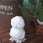 大雪の日、雪だるまがお出迎え