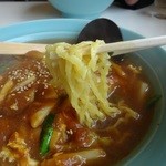 満来 - 麺は平打ちの縮れ麺