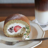 キッサ マシマロ - 料理写真:２０２４年４月再訪：緑茶と苺と小倉のロールケーキ☆