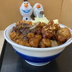 かつや - トンテキとチキンカツの合い盛り丼　869円（税込）　※横からも