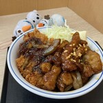 かつや - トンテキとチキンカツの合い盛り丼　869円（税込）