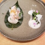 Hitotsu - 前菜　左が真鯛と蛤が桜の葉にのっている。真鯛が肉厚でたべごたえあり、満足、右は蕪、菜の花、花穂紫蘇ほか