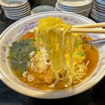 珍々亭 - 麺は黄色い中細縮れ麺