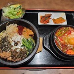 Stone-grilled kimchi bibimbap and sundeob jjigae set