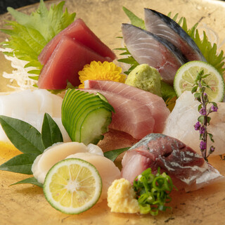 享用使用伊勢志摩直送的鮮魚製作的生魚片和握壽司以及人氣生鱼片盖饭
