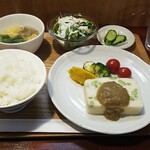 キッチン ブルー グローブ - ハモのすり身と豆腐と枝豆のテリーヌ　焼き茄子と奈良漬のソース