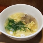 キッチン ブルー グローブ - 茸と卵スープのアップ