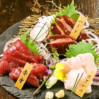 Enjoy authentic Kyushu cuisine such as “horse sashimi” and “sesame amberjack” with local sake