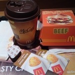 McDonald's - ホット＆グルーピー ビーフ（390円）とプレミアムローストコーヒーM（150円）