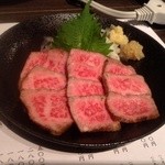 牛蔵 - 炙り刺し、左イチボ、右もも肉