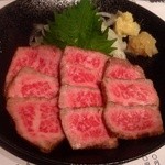 牛蔵 - 炙り刺し、左イチボ、右もも肉