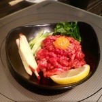 牛蔵 - ユッケ刺し、甘いんです