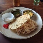 CAFE DARBUKKA - 法蓮草チキンカレー＆西インド風ムング豆と人参芋のカレー