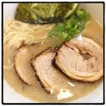 つけめん 江戸屋 - 半チャーシューとんこつラーメン。
チャーシュー美味い。けど、スープと合わない。
つけ麺よりは印象いいなぁ。