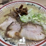 田中そば店 - ネギがしゃっきり。スープに浸してすこうし火を入れましょう。スープちょい温いけど。