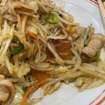 ラーメン王 後楽本舗  - 野菜炒めからじわじわ出てくるこの汁‼️ご飯にちょん