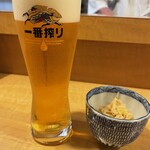 一品料理 高倉 - 立ち上がりの「生ビール“一番搾り”」と突き出し「千切り大根」。ホッとします。