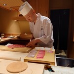 鮨 在 - 握りが始まります。