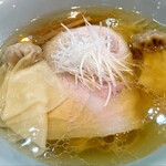 飯田商店 - わんたん入り塩らぁめん(麺少なめ)。