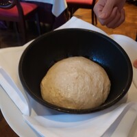 エトゥルスキ - フォカッチャの生地を見せてくれました