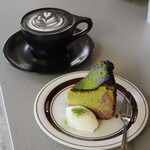 TINY PARADISE COFFEE - バスクチーズケーキ（680円） ブラックラテ（700円）