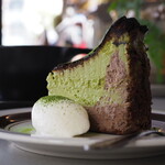 TINY PARADISE COFFEE - バスクチーズケーキ（680円） 