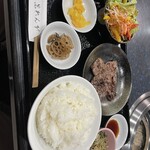 炭火焼肉 黒れんが - ロース定食¥1380