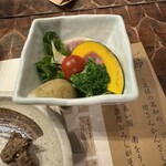 わらやき屋 - お通しの野菜｡ニンニクor生姜のディップ味噌で｡