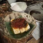わらやき屋 - ニラ味噌のヤッコ｡細唐辛子は、カザリ兼カラミ｡にらブワリでパンチがすごい！