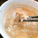 麺社さるいち - つけ汁内の刻みチャーシュー