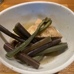 栞 - お通しの「わらびの煮物」
