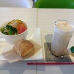 Taro'S Cafe - セットのサラダ、パン、ドリンク（カフェラテ）