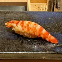 鮨 さいとう 麻布台 - 車海老は茹で上げられたもの。頭の方の身は残されていました