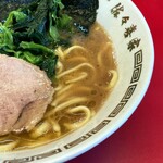 Iekei Ramen Sasakiya - 豚骨感は控えめで醤油が尖ったスープ。