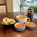 ロボ デ マル オオタニ - カンチタ & アヒソース（Porción de Cancha、Ají）
                                サラダとキヌア入りチキンスープ
                                ウィン・ガラナ（Garana Wiin）