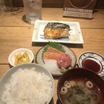 Sengyo To Ika To Taishuu Kappou Totomaro - 選べる刺身定食のトロサバの塩焼き