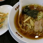 幸楽苑 - 「鉄鍋チャーハン 中華そば＆ギョーザセット」から中華そばとギョーザのアップです。