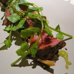 ライラ - 仏産オーブラック牛のサーロイン、葉ニンニクとそのピューレ、ジュ・ド・ブッフ