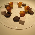 ライラ - 小菓子：オレンジのマフィン、紅茶のサブレ、苺のギモーヴ