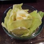 酒肴商店 アジト - 串カツ用のキャベツ